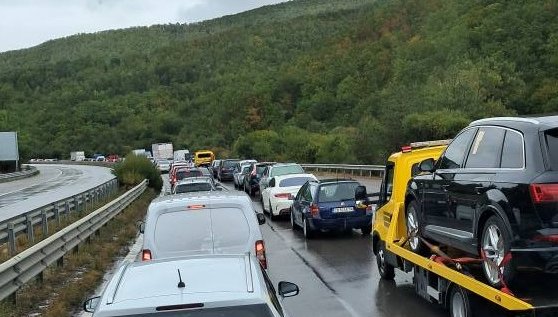 Две леки катастрофи са причинили задръстване на изхода на столицата