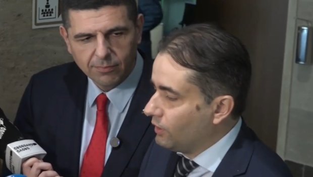 Умно-красивите се катерят по гърба на хората от протеста към следващата Сглобка. Иво Мирчев първо плачеше, че полицаите ще ги бият, сега плаче, че не са били....