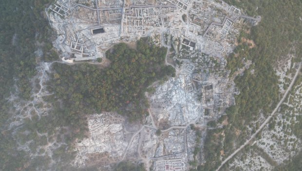 Проф. Николай Овчаров представя Малкия Рим на скалите на Перперикон (СНИМКИ)