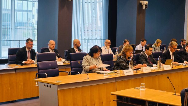 За първи път българският министър на финансите участва в заседание на Еврогрупата (СНИМКИ)