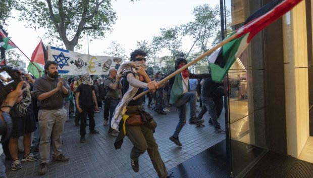 Осем души са арестувани, а 20 полицаи са ранени при пропалестински сблъсъци в Барселона