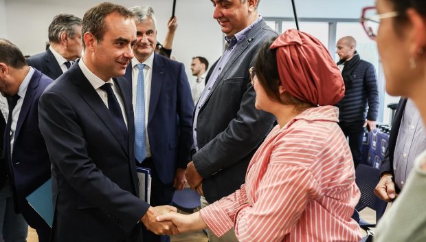 Френският премиер сформира ново правителство, но едва назначено и вече е заплашено от...