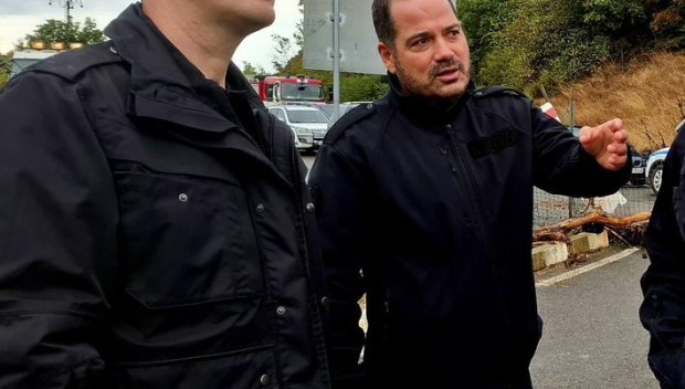 НА ТЕРЕН: Калин Стоянов удря рамо на пострадалите от потопа на Елените (СНИМКИ)