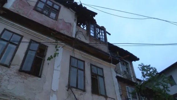 Заради проливния дъжд: Срути се част от къща във Велико Търново