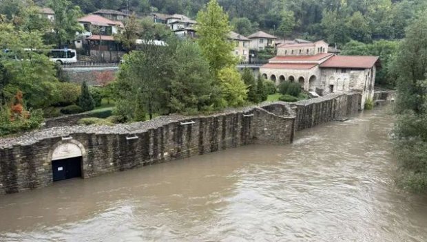 Река Янтра заля входа на църквата „Св. Четиридесет мъченици“ във Велико Търново