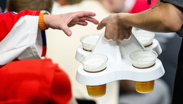 Футбол и бира: Есенни ритуали, които не се отказват