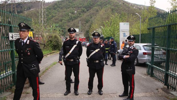 Трима полицаи загинаха, след като заплашени от изселване взривиха фермата си в Италия