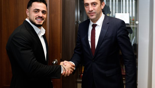 Министър Пешев награди с парична премия световния шампион Карлос Насар (ВИДЕО)