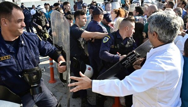 Полицаи и лекари се биха в Атина