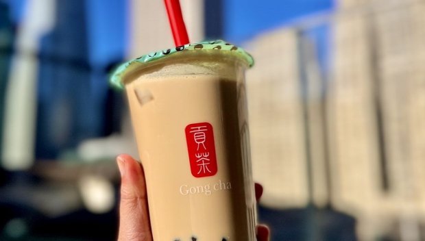 Великобритания забранява бездънните чаши с безалкохолни