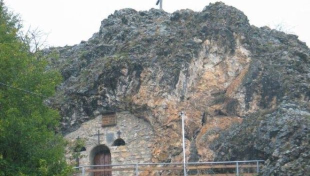 Уникалният скален параклис Св. Петка в Трън твори чудеса (СНИМКИ)
