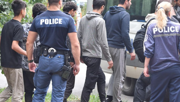 Заловиха мигранти край Калафат в камион, шофиран от българин