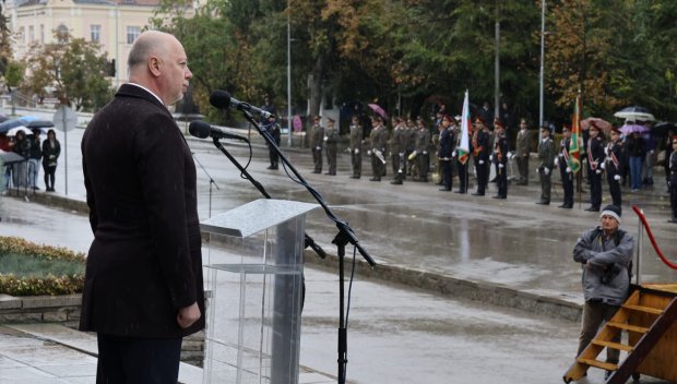 Премиерът Желязков обеща на военните 10% увеличение на заплатите (СНИМКИ)
