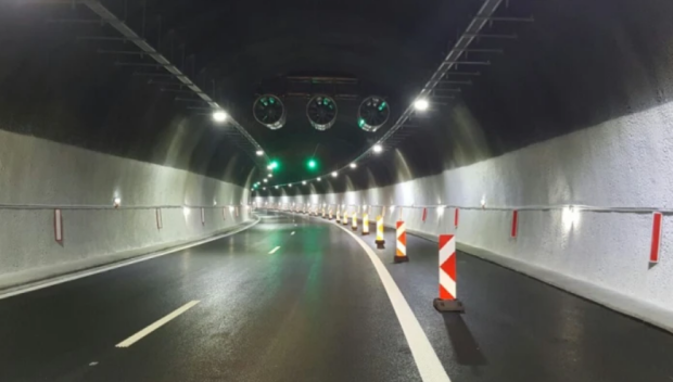 Движението в района на Кривия тунел в Кресненското дефиле се осъществява в една лента