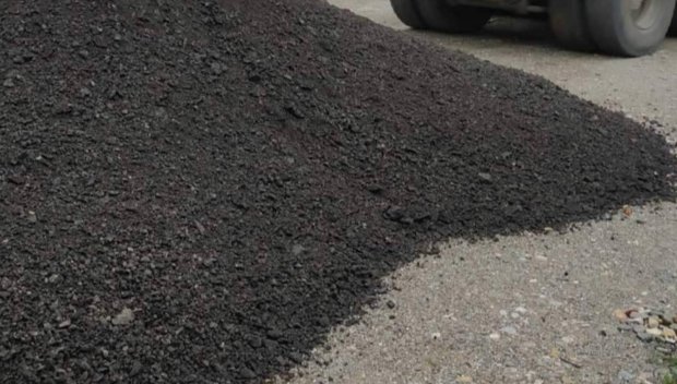 Тонове асфалт от магистрала Тракия изсипани край река Тунджа, граждани бият тревога