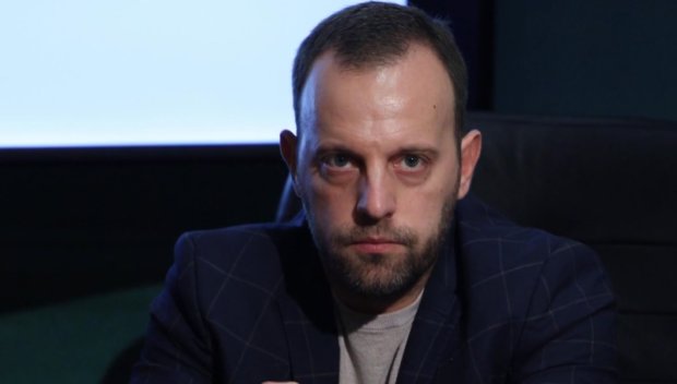 Състоянието на бития с чук прокурор остава тежко