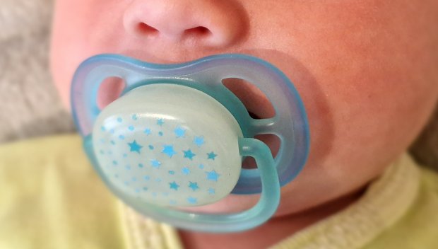 Опасен химикал, забавящ сексуалното развитие и причиняващ рак, е открит в биберони