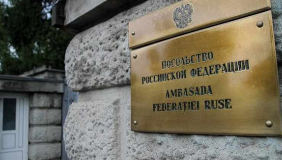 Мъж опита да нахлуе с кола в руското посолство в Букурещ