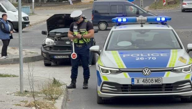Джип удари автобус с деца в Хасково (СНИМКИ)
