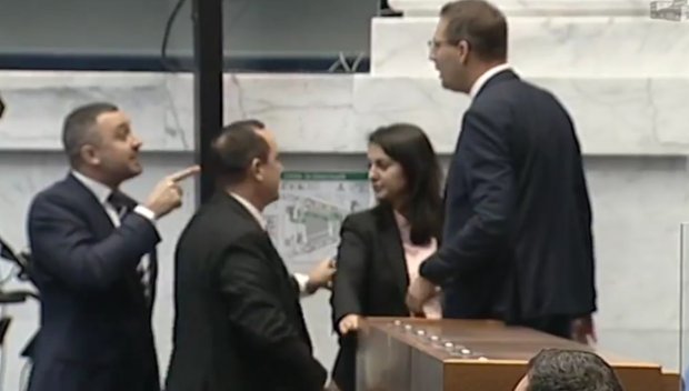 СТРАШЕН СКАНДАЛ! Възраждане си просят да бъдат изхвърлени от парламента - обиждат депутати и налитат на бой (ВИДЕО)