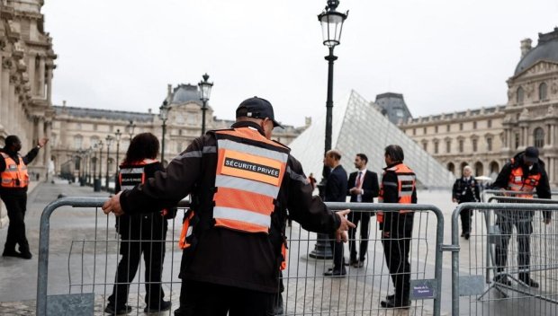 ПО ГОРЕЩИ СЛЕДИ: Служител на музея е съучастник на крадците в Лувъра