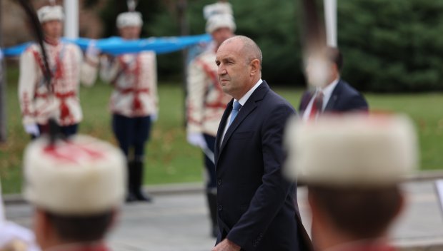 НЕ СИ ЗАСЛУЖАВА ПАРИТЕ: На Радев всичко му е безплатно - от храната през транспорта до жилището, че и 160 бона скътава на година