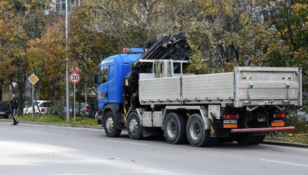 НА КАПИТАН АНДРЕЕВО: Шофьор почина в кабината на камиона си след удар в ограда