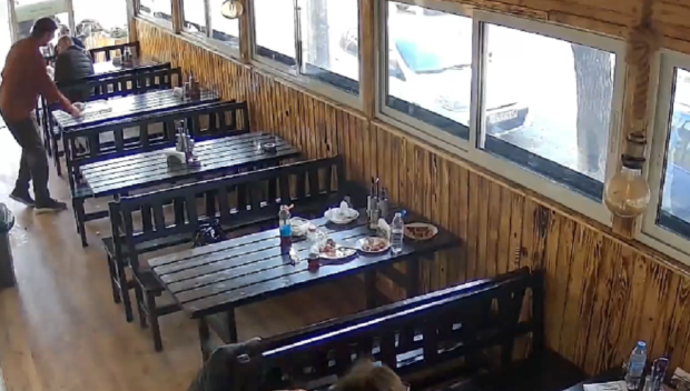 Агресивен тип нахлу с нож в заведение в София и започна да троши наред