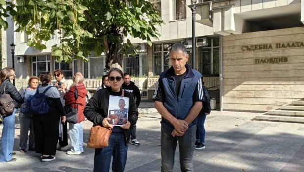 ГНЯВ И СЪЛЗИ: Почернени родители поискаха справедливост за пролятата кръв на невинните им деца