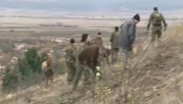 Горски и военни възстановяват изпепелена гора - засадиха 1113 фиданки черен бор