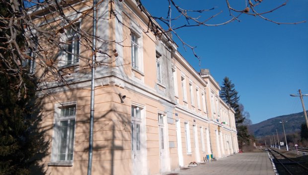 Ремонтират гарата в Гюешево