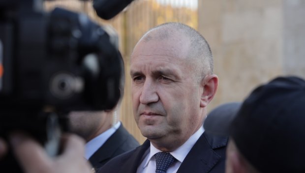 ПОЛИТИЧЕСКА ИЛЮЗИЯ ИЛИ ПРОСТО ЛИЧЕН ПРОЕКТ: Може ли да предложи нещо различно Румен Радев, който допусна сглобката и размаха юмрук?