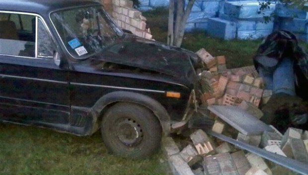 Пиян младеж отнесе с колата си оградата на къща в Лом и мина през целия двор