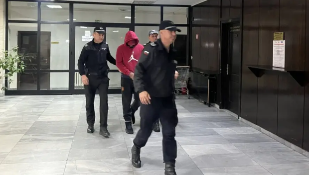 РЕШЕТКИ: Задържат под стража мъжа, който наръга жена в центъра на Благоевград