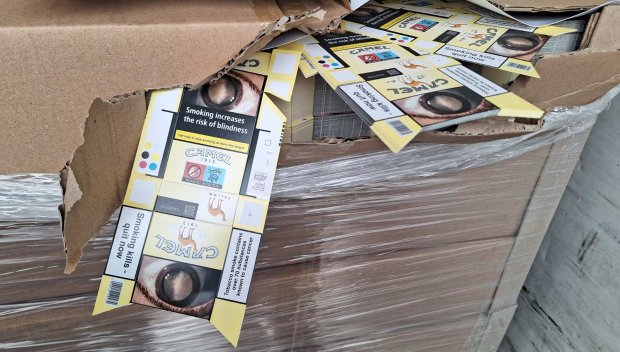 Над 20 тона заготовки за цигарени кутии задържаха митничарите във Видин (СНИМКИ)