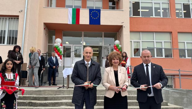 Министър Вълчев откри две изцяло обновени училища в Пещера