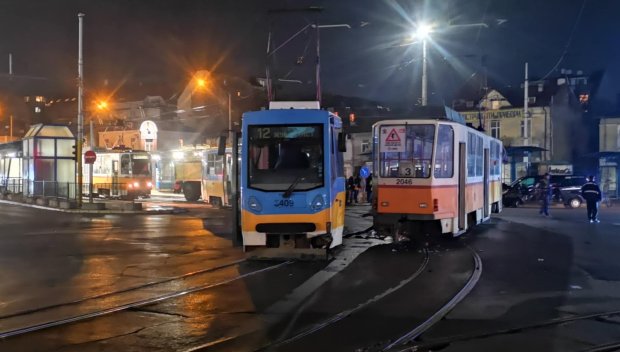 МЕЛЕ ПО ТЪМНА ДОБА: Катастрофа между два трамвая и микробус до Централна гара в София (СНИМКИ)