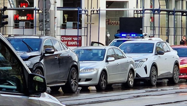 Верижна катастрофа затруднява движението на бул. „Христо Ботев“ в София (СНИМКА)