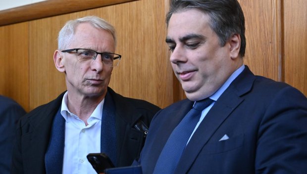 СМЯХ В ЗАЛАТА: Вижте как Асен Василев смята да громи корупцията в Промяната