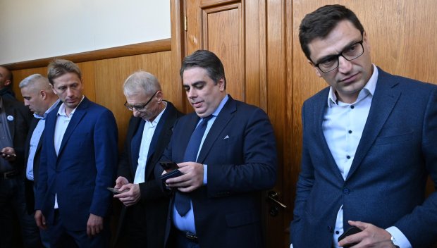 ВРАЧКА: Тежки ТРУСОВЕ в ППДБ - обкръжението на Кокорчо му подлива вода, задава се и провал на президентските избори - ето кой го предвеща...