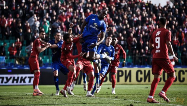 ЦСКА победи Левски, съдията спести червени картони (ОБНОВЕНА)