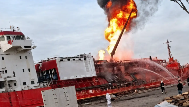 Евакуация по Дунав: Турски танкер с втечнен газ се запали след руски атаки с дрон