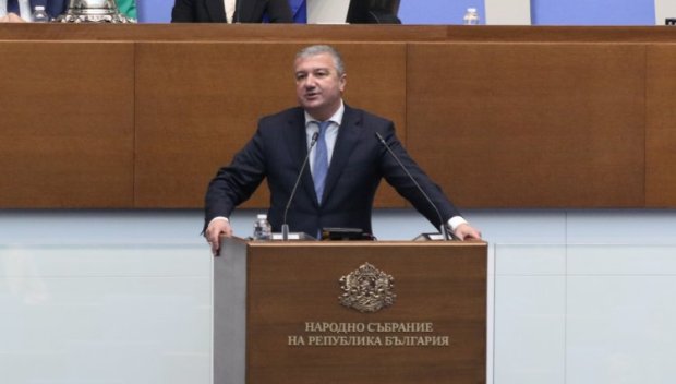 Асен Василев порозовя от срам след този коментар на Драго Стойнев от парламентарната трибуна