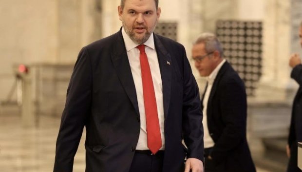 ГОРЕЩО! Депутатите от ДПС-Ново начало даряват 12-ата си заплата за коледни добавки за пенсионерите