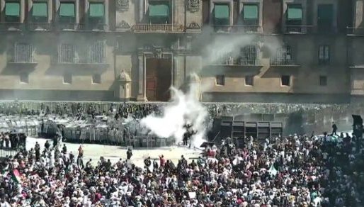 Протестиращи щурмуваха националния дворец с искане на оставката на президента, над 100 полицаи са ранени