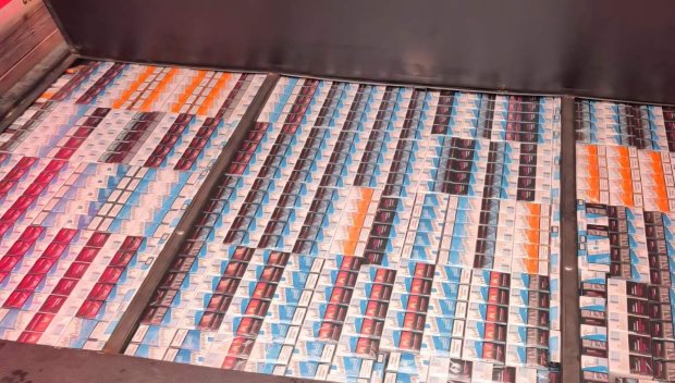 Пратка с хиляди нелегални цигари задържаха митничарите на Златарево (СНИМКИ)