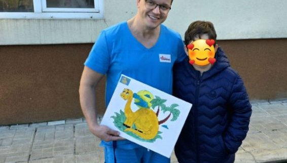 Момче и майка му дариха доктор от Пирогов с картина