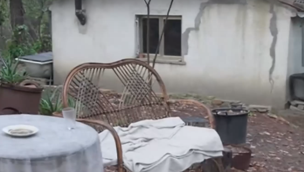 ОТКЪСНАТИ ОТ СВЕТА: Отнеха децата на италианци, живяли с години в изоставена горска постройка