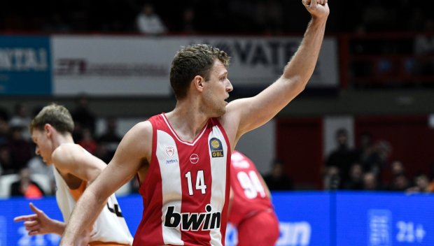 Везенков и Олимпиакос с успех срещу Барселона