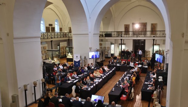 Тръгна дискусия как да се ограничи вредното онлайн влияние върху децата